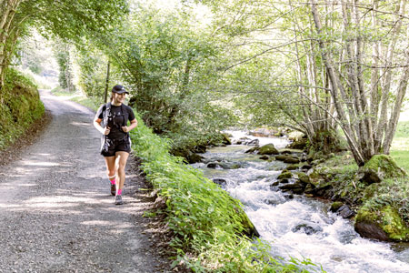 randonnée au bord de l'eau femme marchant pres d'une riviere